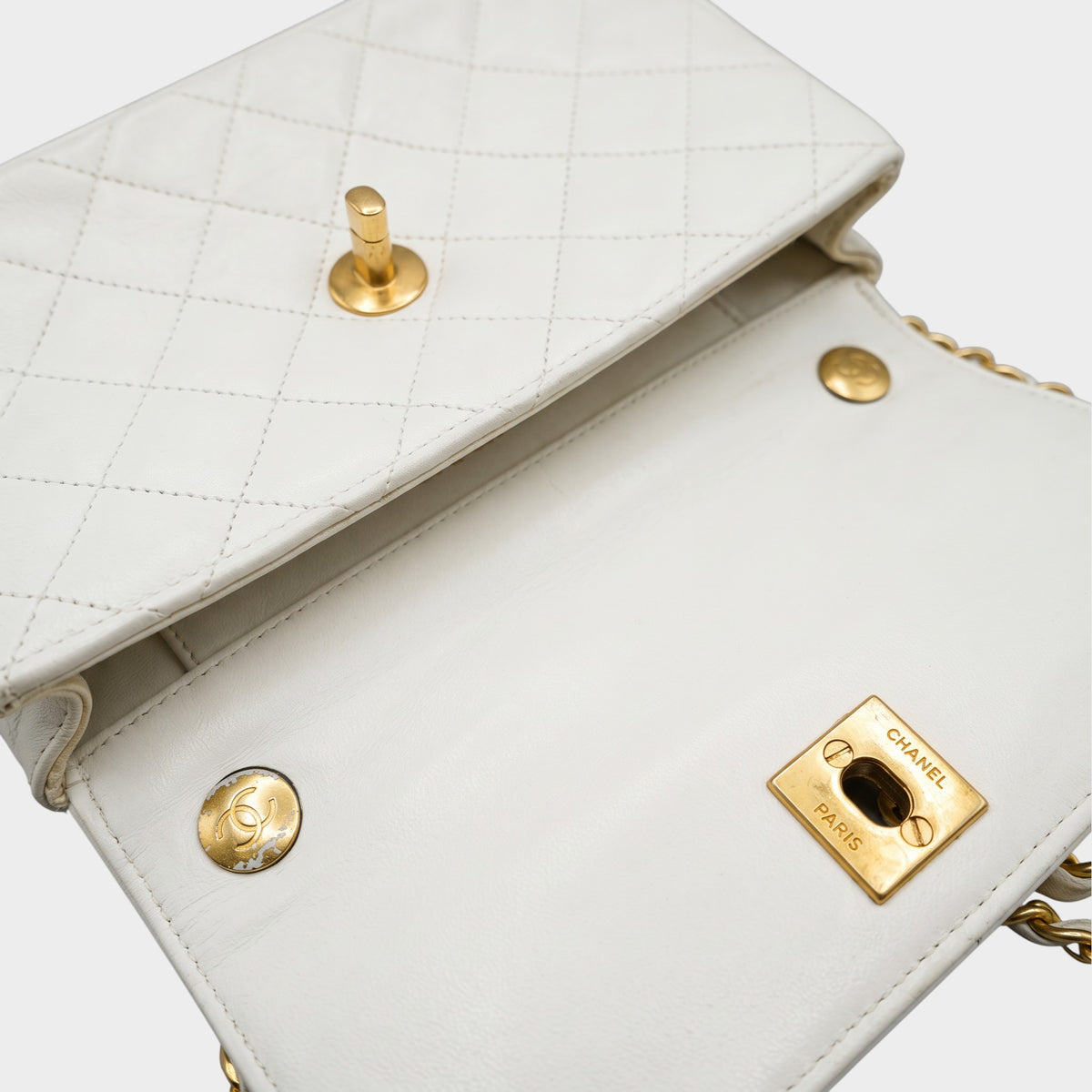 CHANEL Matelassé Chain Shoulder Bag, Lambskin, White, Tasche