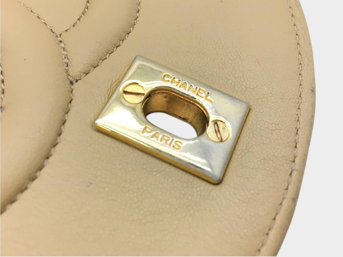 CHANEL Matelassé Lambskin Bag, Beige, Gold Hardware, Single Flap ■(H×W×D): Approx. 15.5cm×22.5cm×7.0cm