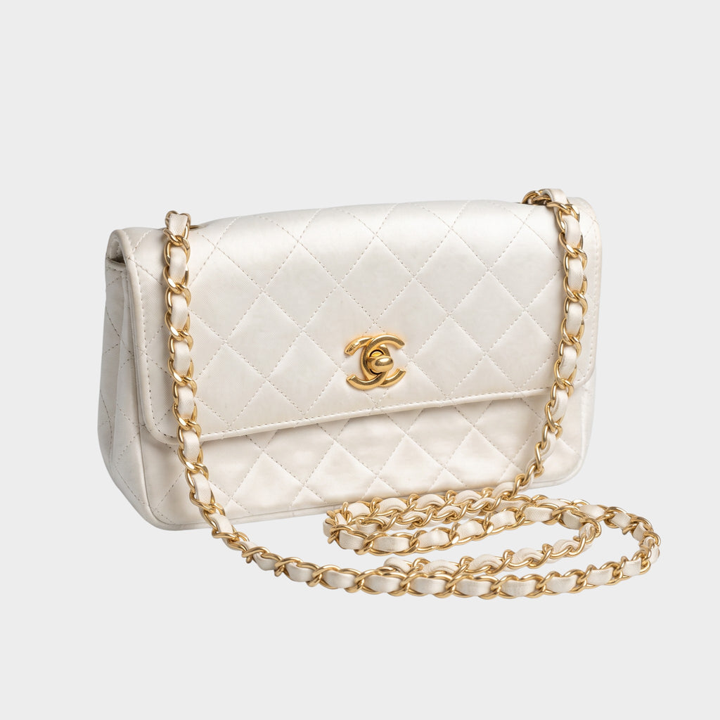 CHANEL Matelassé Chain Shoulder Bag, Lambskin, White, Tasche
